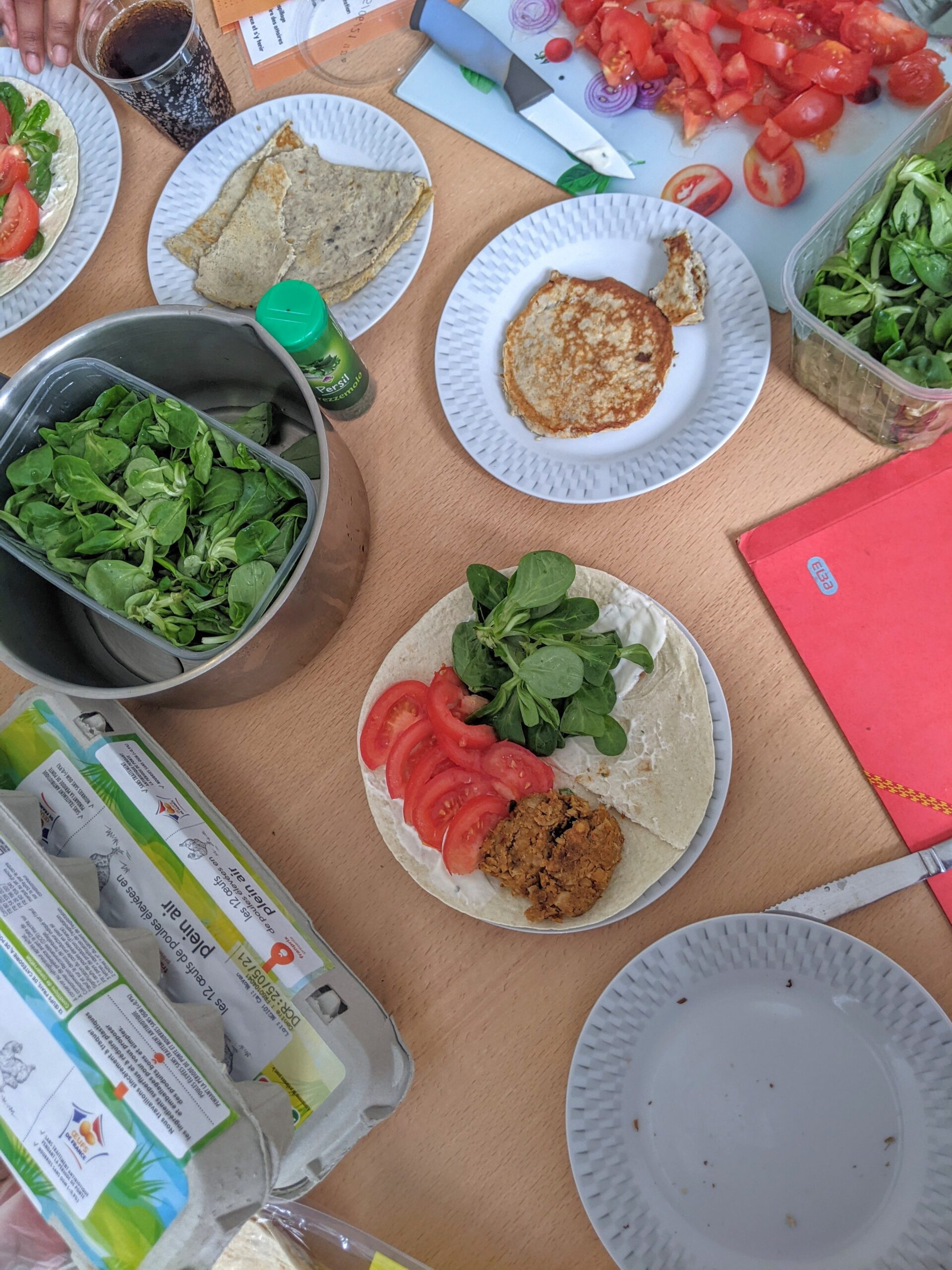 Présentation et atelier cuisine dans un foyer pour jeunes